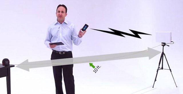 MichaelLeabman演試了該企業(yè)的無(wú)線(xiàn)充電無(wú)線(xiàn)路由之一如何在中距離和遠(yuǎn)距離發(fā)送功率